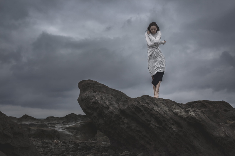 solid, mountai, women, young adult, real people, rock formation, leisure activity, rock - object, casual clothing, lifestyles, rock, standing, woman, full length