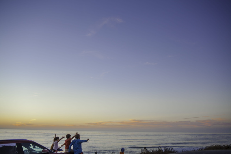 horizon, people, front, sitting, near, group of people, nature, outdoors, 5K, land, sky, sea, body, three, real people, leisure activity, tranquility
