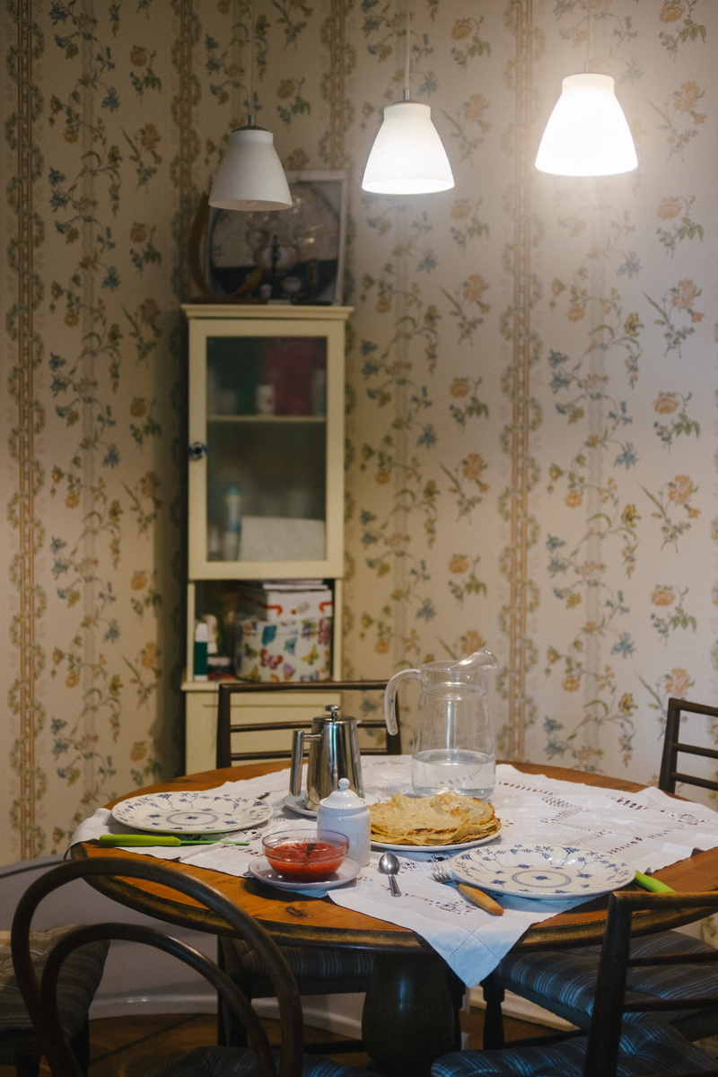chair, decor, meal, dining, wood, empty, blini, floral pattern, green, plate, furniture, old, water, restaurant, indoors, cooking, delicious, food and drink