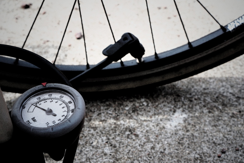 focus on foreground, close-up, equipment, air, outdoors, gauge, car, 5K, motor vehicle, accuracy, instrument of measurement, meter - instrument of measurement