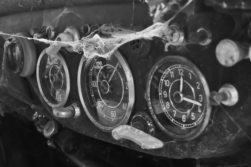 circle, lost places, pforphoto, selective focus, armature, valve, car wreck, no people, technology, glass - material, close-up, dashboard, motor vehicle