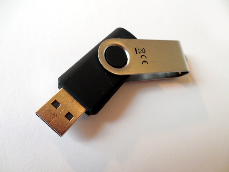 usb, communication, computer part, 2K, high angle view, technology, close-up, electronics, black color, memory, connection, indoors, electrical equipment