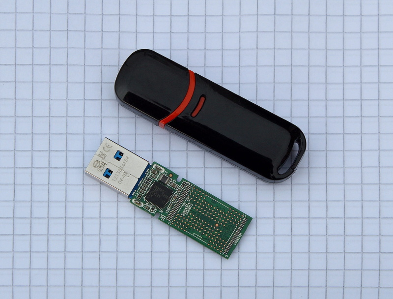 data, memory, still life, writing instrument, removable, connection, flash, directly above, copy space, electronics, finance, storage, usb, pen, indoors