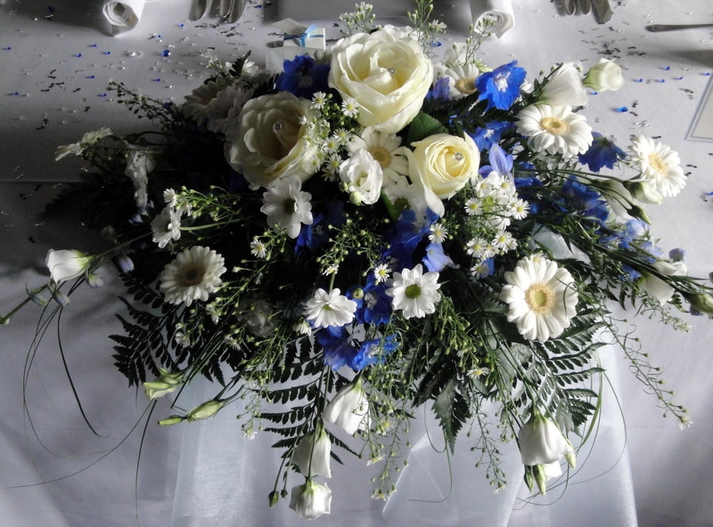 rose - Flower, flower Head, flower arrangement, roses, love, arrangement, nature, purple, bunch of flowers, beauty in nature, gift, no people, event, white color