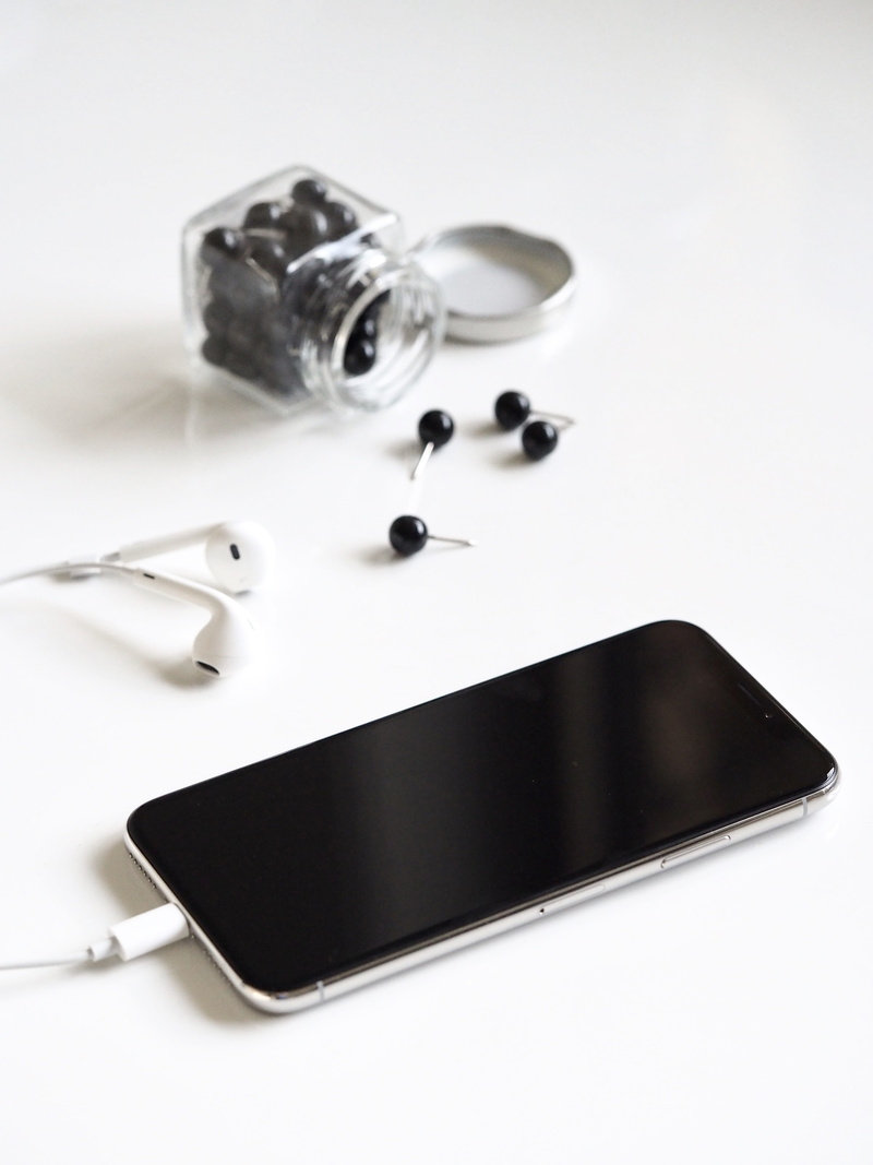 focus on foreground, new, writing, digital, white, camera, communication, telephone, 4K, container, desktop, blogging, white background, iphone x, high angle view