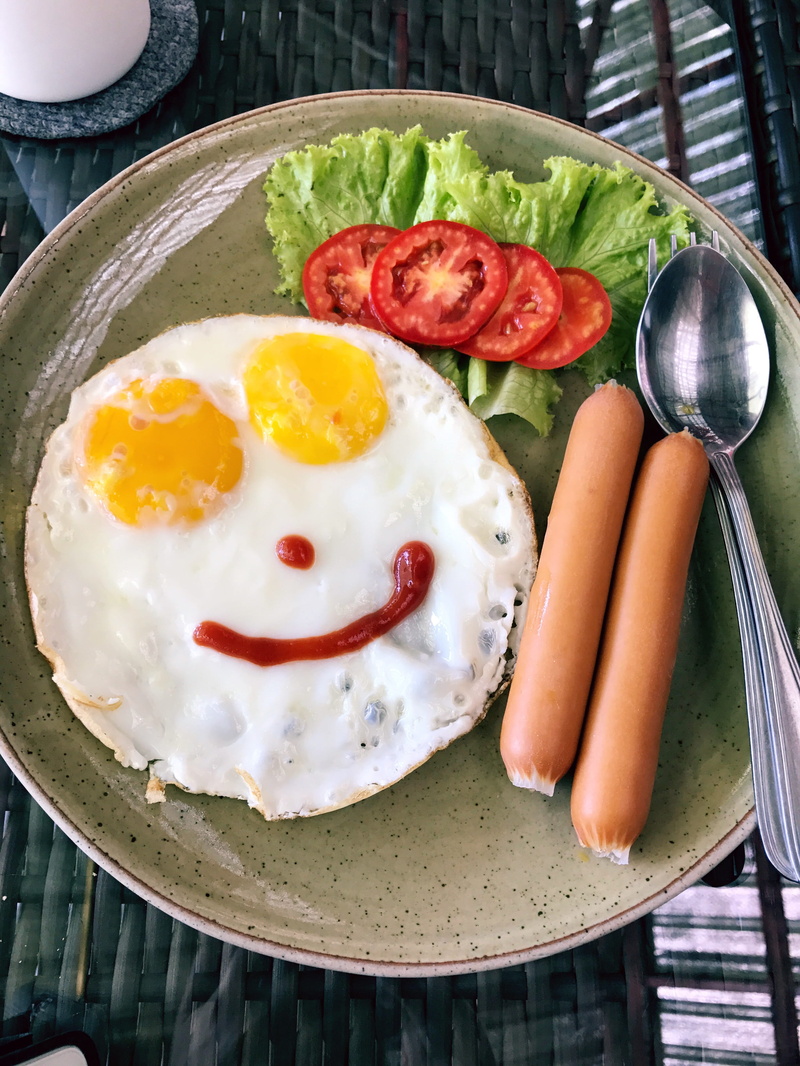 no people, freshness, Chill, egg, breakfast, food, healthy eating, meal, table knife, plate, tomato, still life, fried egg, table, simply, high angle view