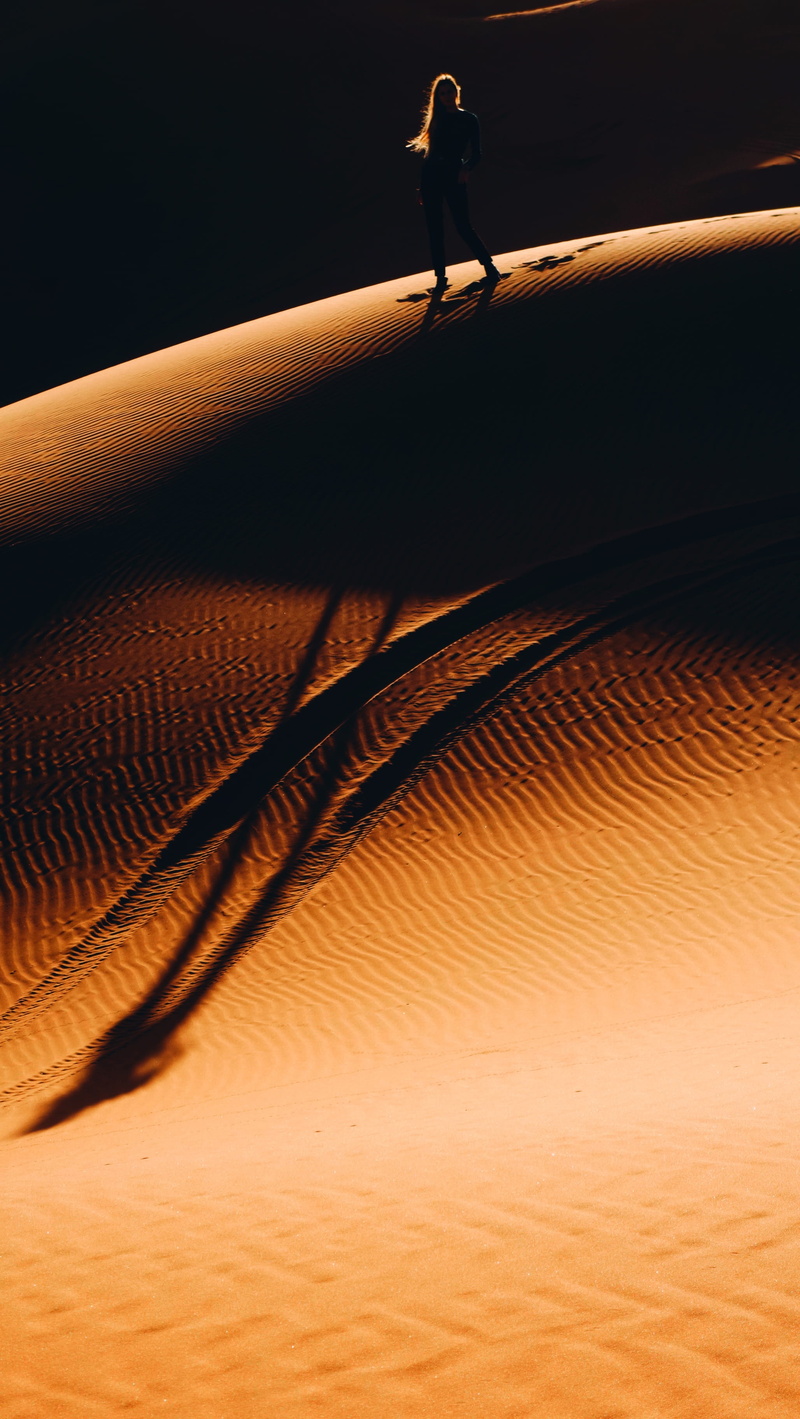 walking, arid climate, nature, full length, sunlight, woman, standing, sand dune, real people, sand, leisure activity, men, desert, 2K, shadow, lifestyles