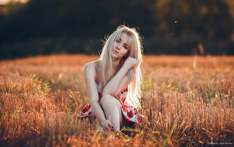 Sergio Banderas, depth of field, portrait, 1080P, sitting, women outdoors, dress, women, blonde