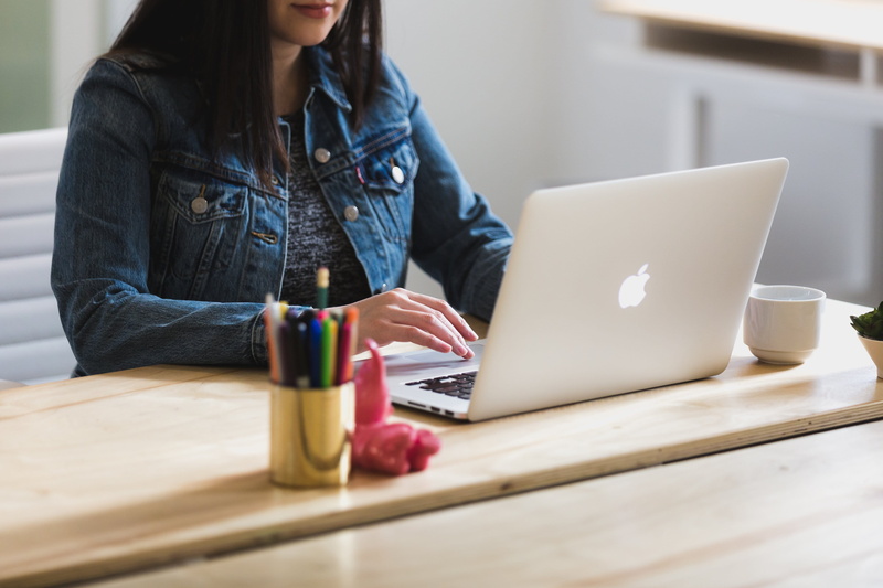 wireless technology, coffee cup, 4K, coffee - drink, Keyboard, lifestyles, indoors, Business woman, Coffee, using laptop, Office, table, Startup, Planning