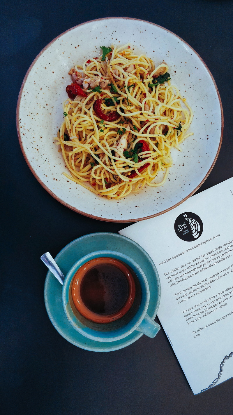 pasta, food, italian food, ready-to-eat, serving size, indoors, healthy eating, meal, coffee shop, directly above, green, eating utensil, refreshment, cup