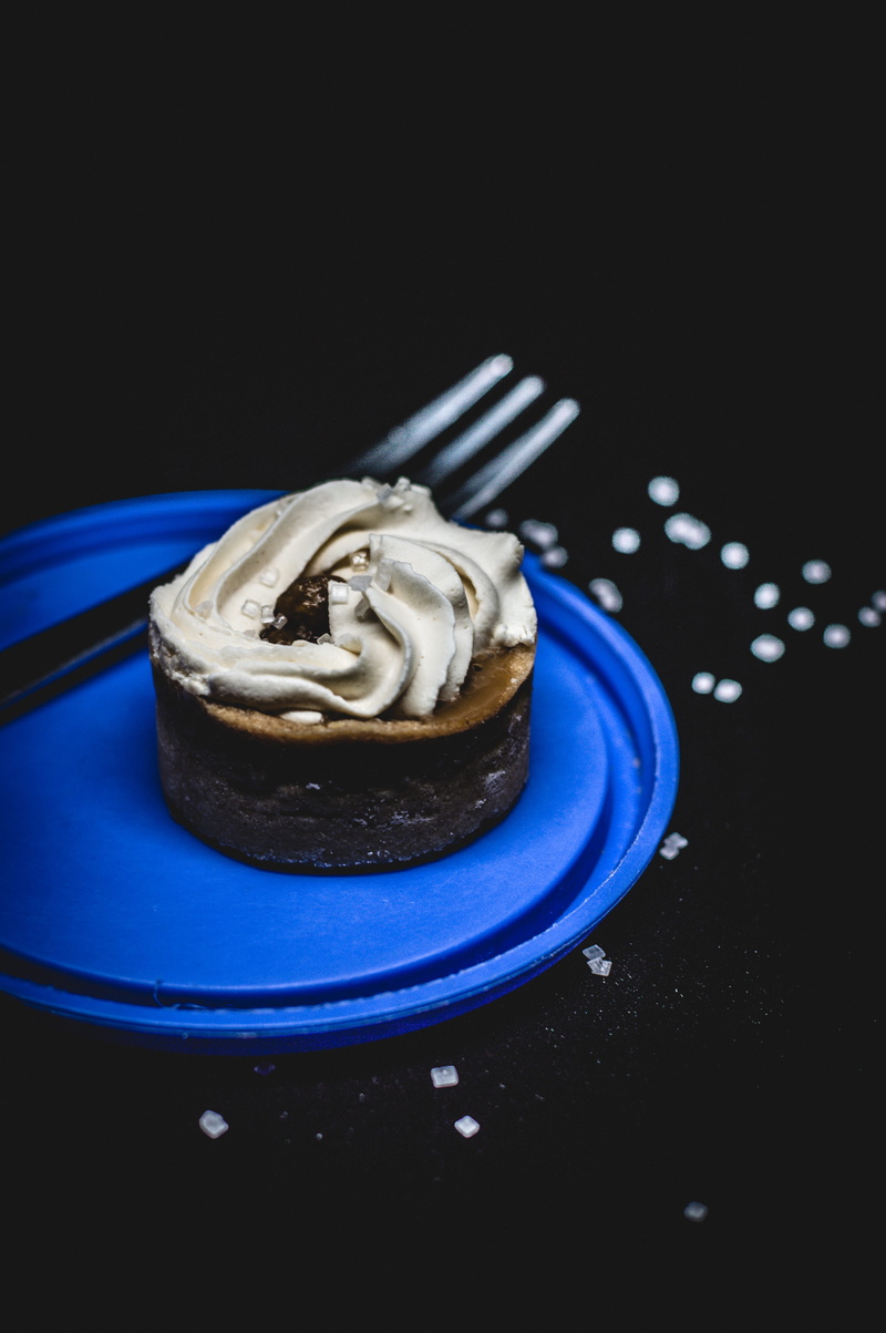sugar, dark, table, food and drink, night, brown, phone, 5K, entrepreneur, single object, black background, black color, india, new delhi, ready-to-eat