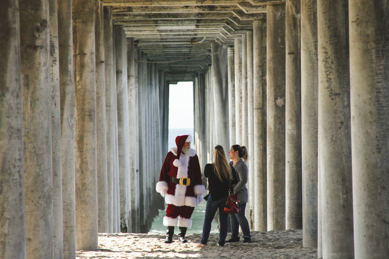 leisure activity, people, lifestyles, togetherness, group of people, day, claus, man, adult, daytime, bonding, standing, two, wearing, young women, architectural column