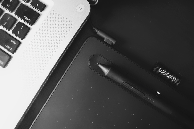 5K, indoors, smart phone, no people, technology, tekenpad, close-up, mobile phone, drawtablet, still life, communication, laptop, high angle view, text