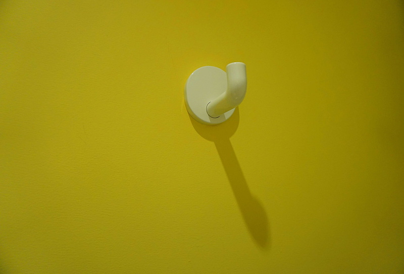 single object, green color, energy efficient, vetements, close-up, jaune, 4K, energy efficient lightbulb, ceiling, porte manteau, colored background, copy space