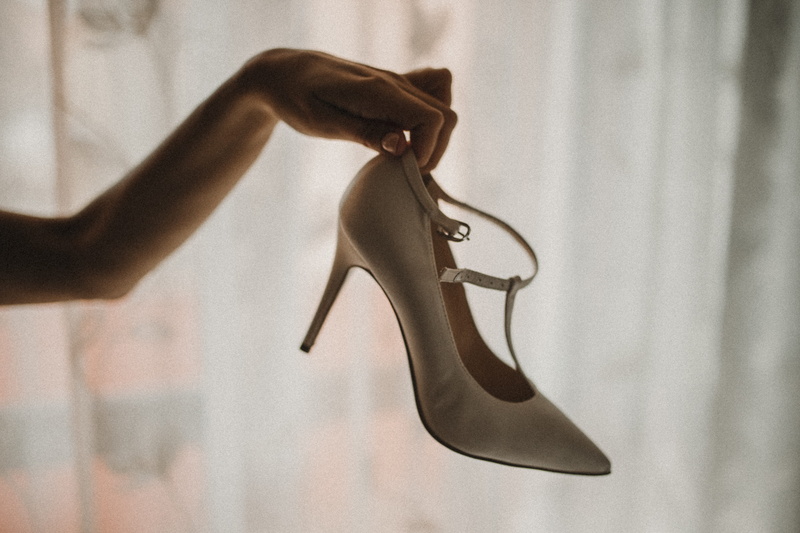 zapato de señora, tacón, wedding, shoe, arm, adult, high Heels, femininity, people, luxury, bride, realbride, white, women, glamour, weddingphotographer