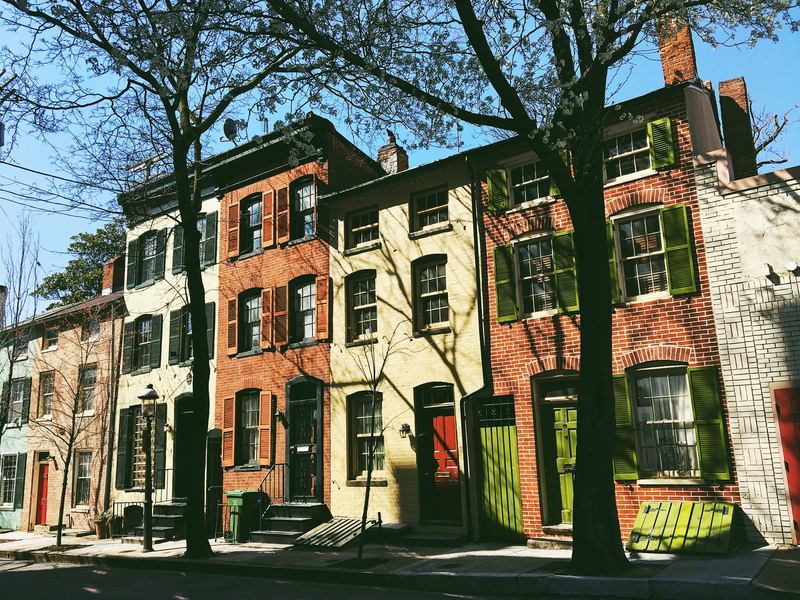 architecture, city, vintage, built structure, plant, sunlight, green, housing, residential district, sidewalk, shadow, building exterior, path, town, day