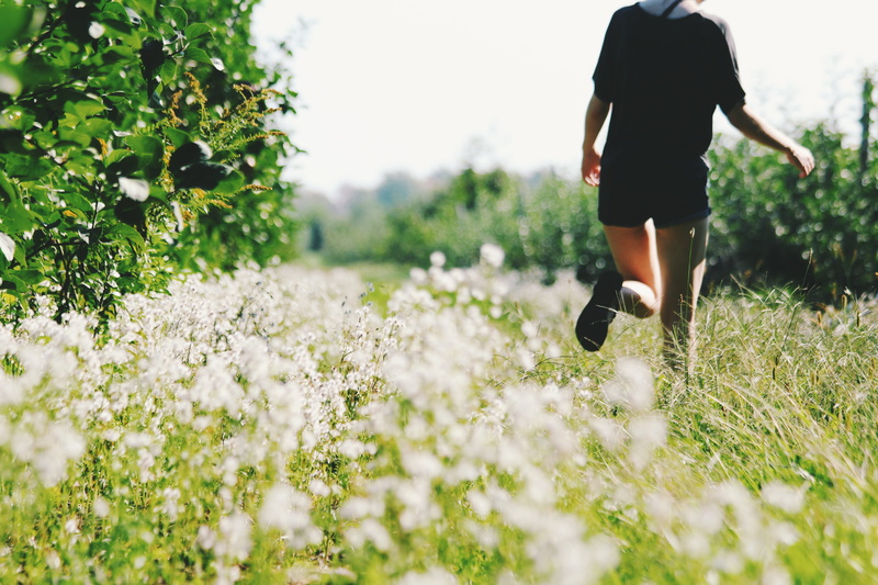 flowering plant, female, wearing, nature, adult, young adult, grass, top, outdoors, white, short, rear view, black, young women, lifestyles, person, 5K