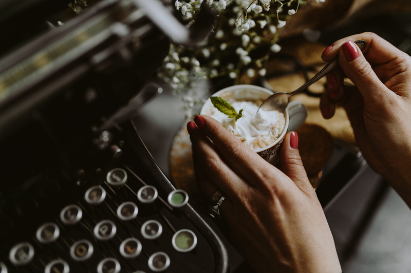 golden, drink, women, whipped cream, selective focus, decorative, food and drink, vola art of deco, focus on foreground, food, human hand, ornament, one person
