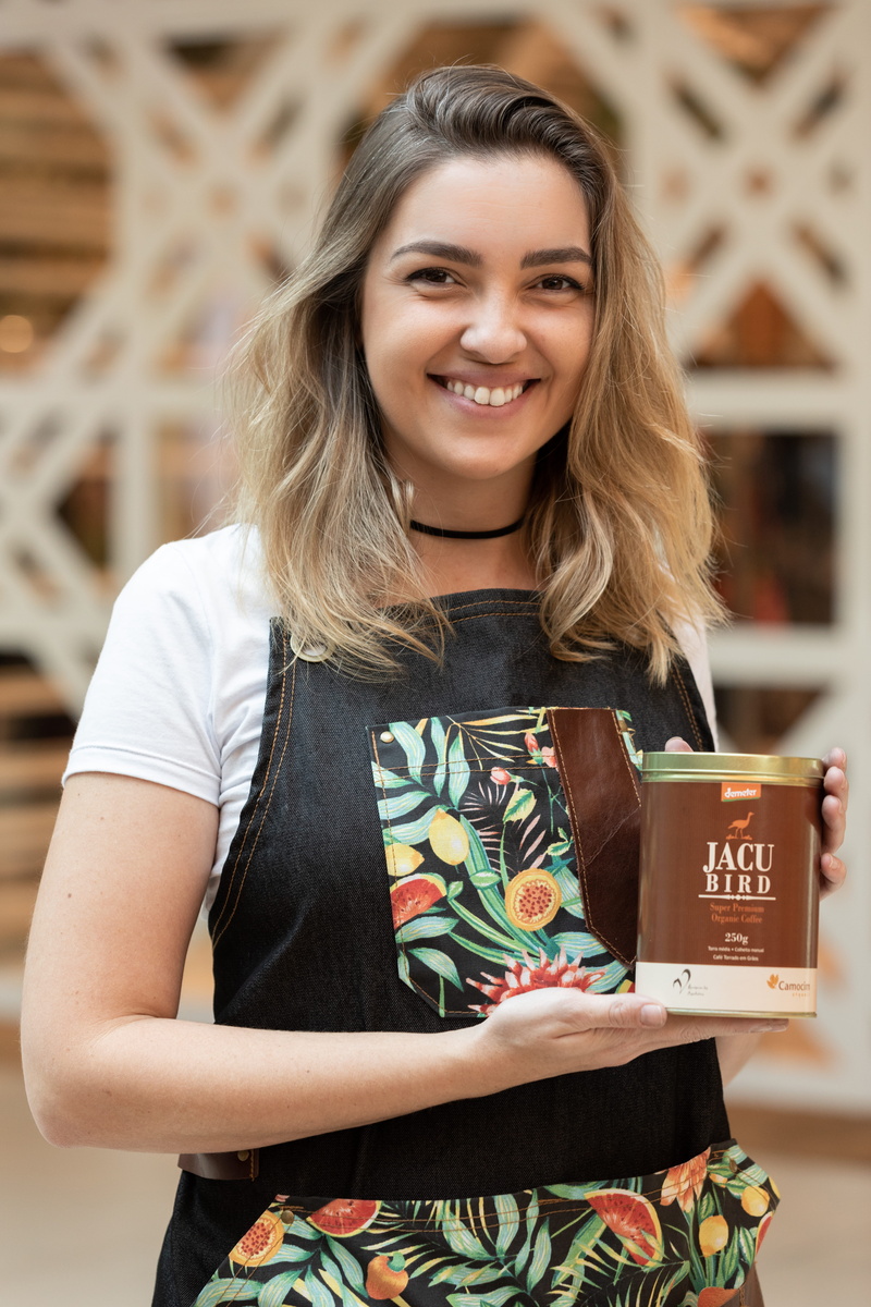 apron, jacu, women, long hair, front view, apparel, can, hair, rio de janeiro, one person, village mall, clothing, happiness, casual clothing, sleeve, 5K