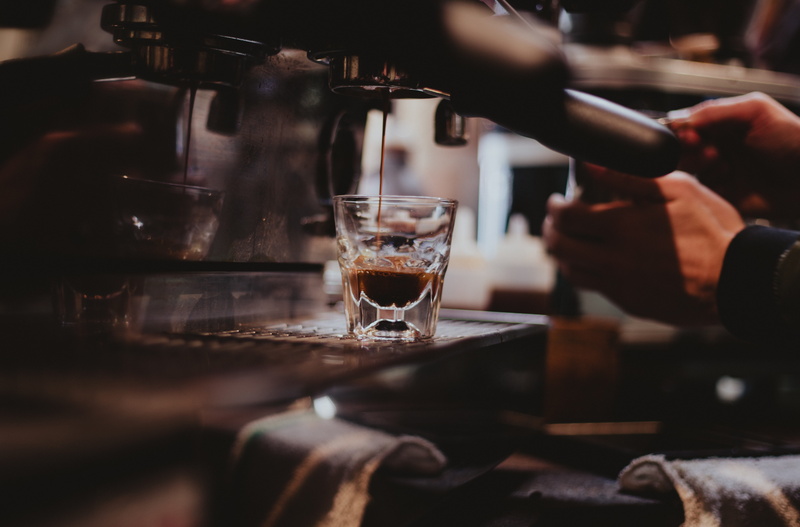 focus, human hand, close-up, men, machine, cocktail, drinking glass, bar counter, happy hour, rock, business, nightlife, selective focus, food and drink