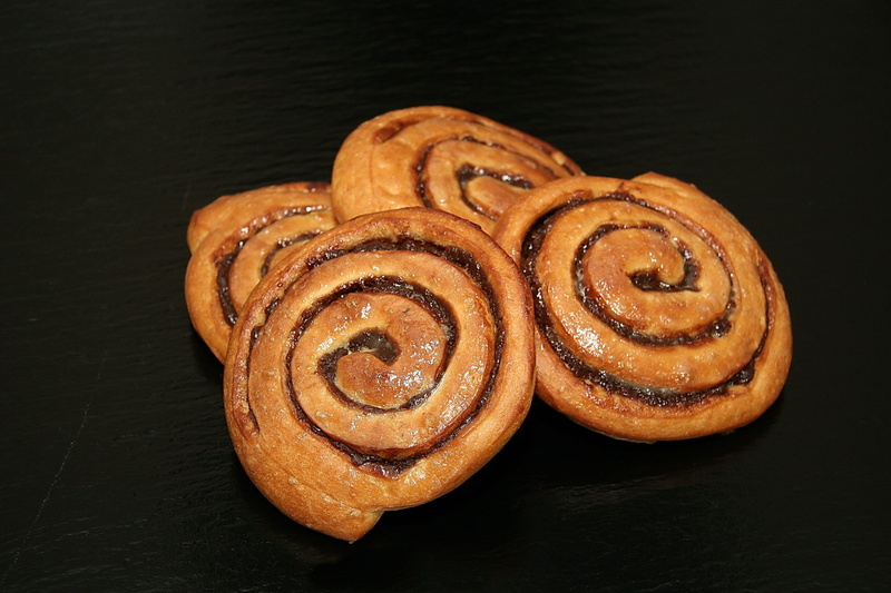 close-up, snail, sweetened, food and drink, indoors, cinnamon, sweet food, baker, cakes, dessert, sweet, black background, spiral, freshness, 2K, still life
