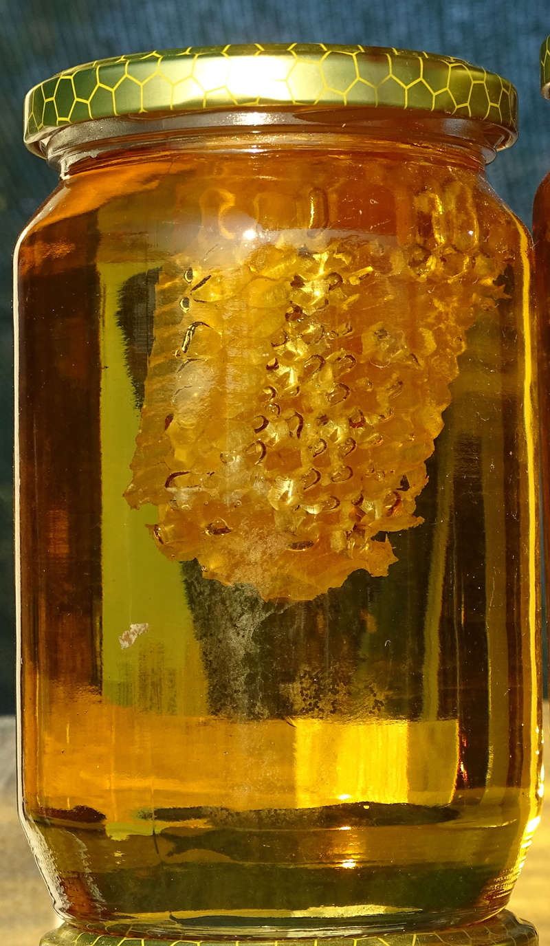 focus on foreground, 4K, no people, refreshment, sweet, honeycomb, reflection, jar, glass - Material, food, freshness, filled, glass, honey, drink, illuminated