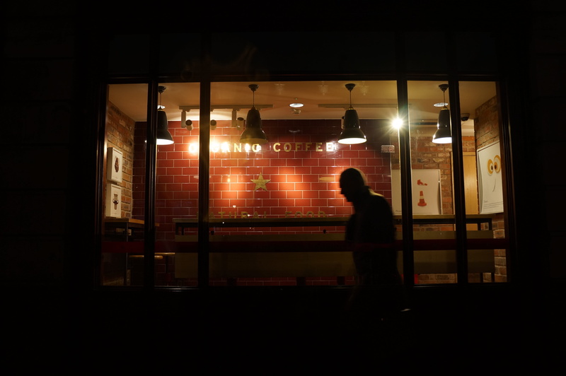 londres, waiting, flare, standing, man, handrail, light, food, transportation, 4K, sandwich, built structure, motion, meal, Pret, illuminated, one person