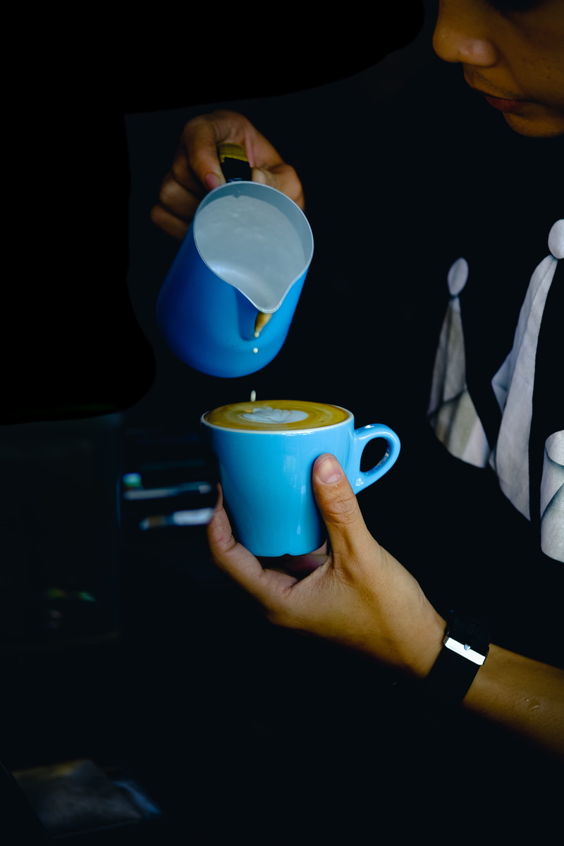 real people, coffe shop, lifestyles, holding, cups, hand, finger, man holding cups, backgrounds, drip, restaurant, food, drops, cafe latte, indoors, close-up