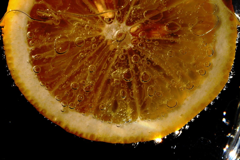 no people, food, refreshment, wellbeing, water, single object, fruit, citrus, drink, tea, cup, 1080P, freshness, black background, close-up, slice, still life