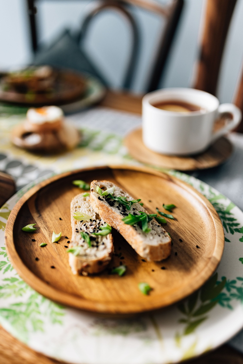 drink, close-up, breakfast, meal, served, plate, diet, crockery, serving size, tea, wooden plate, spring, selective focus, ready-to-eat, freshness, tea with lemon