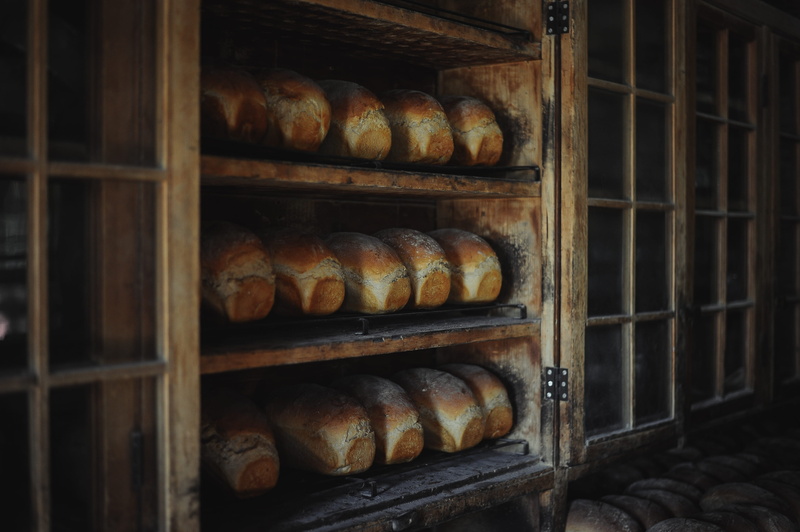 wooden, loaf, bakery, arrangement, food and drink, baking, in a row, side by side, 4K, indoors, for sale, order, large group of objects, breads, shelf