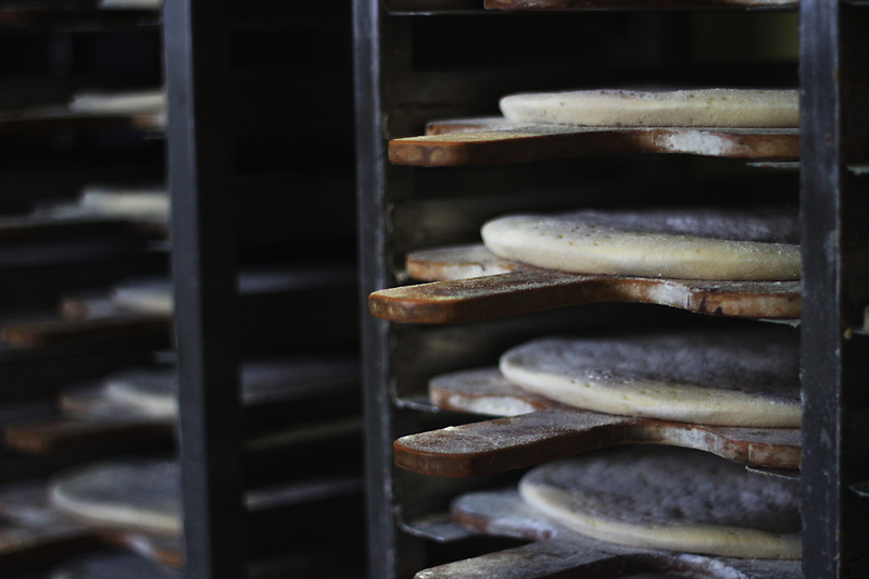 freshness, bread, 5K, abundance, indoors, business, rack, food, bottle, in a row, order, pizza, bases, large group of objects, shelf, building, prep, dough