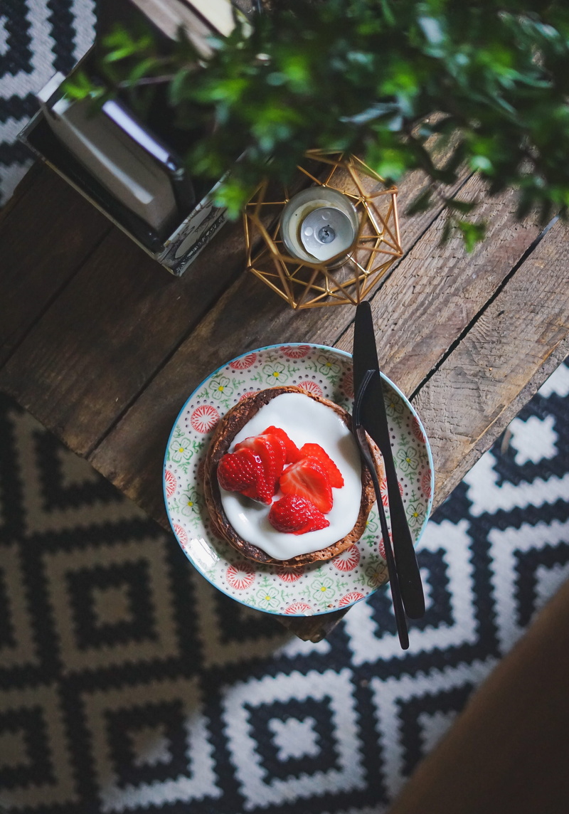 plate, decor, wooden table, fork, ready-to-eat, dessert, freshness, healthy eating, food, berry fruit, indulgence, knife, directly above, no people, dine