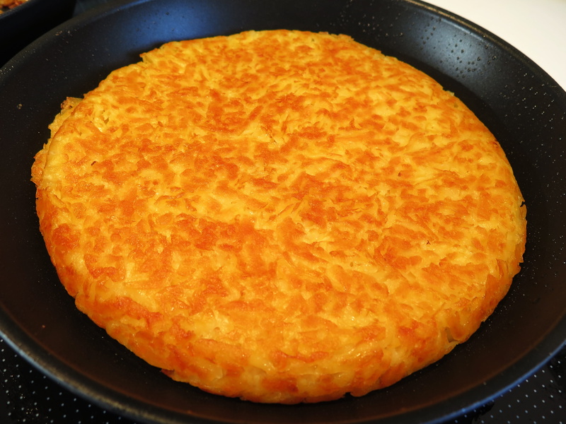 fried, high angle view, golden brown, fried potatoes, temptation, bratling, heat - Temperature, indoors, meal, ready-to-eat, pan, household equipment, kitchen utensil