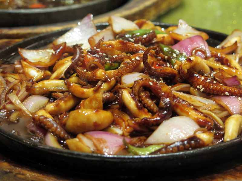 pan, white meat, octopus, wellbeing, calamari, cooked, gastronomy, freshness, chinese food, snack, table, crockery, vegetable, appetizing, oil, plate, Squid
