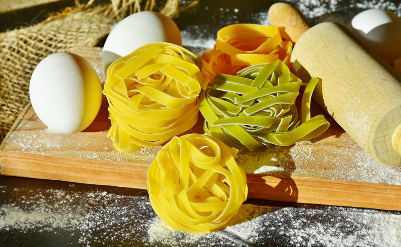 tomato pasta, frisch, 5K, healthy eating, flat, still life, tagliatelle, board, noodles, spinach noodle, edible, eat, beside, close-up, cutting board
