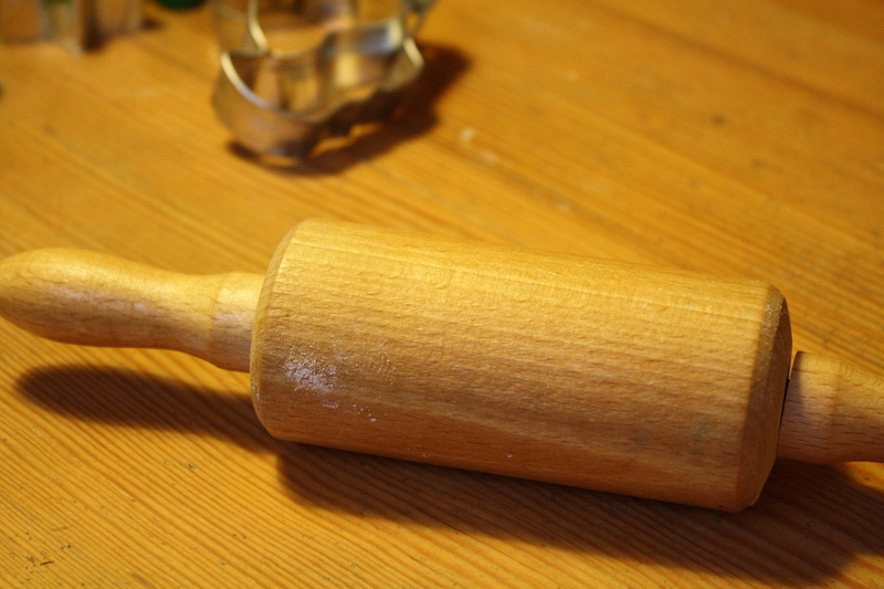 close-up, focus on foreground, high angle view, man made, brown, indoors, still life, 4K, pin, cutting board, bake, wood grain, yellow, kitchen utensil