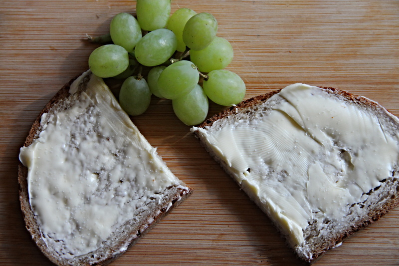 snack, wood, staple food, surface, brown, fruit, salted, cutting board, butterbemme, flat, table, farmers bread, breakfast, eat, bread and butter, high angle view