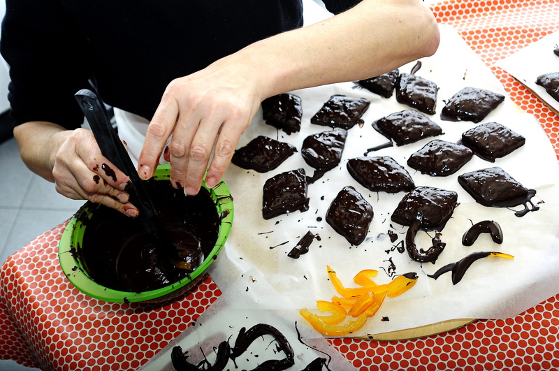 preparing food, ready-to-eat, bird, creme, freshness, food, temptation, dolci, holding, sweet food, sweet, neapolitan cake, real people, confectionery