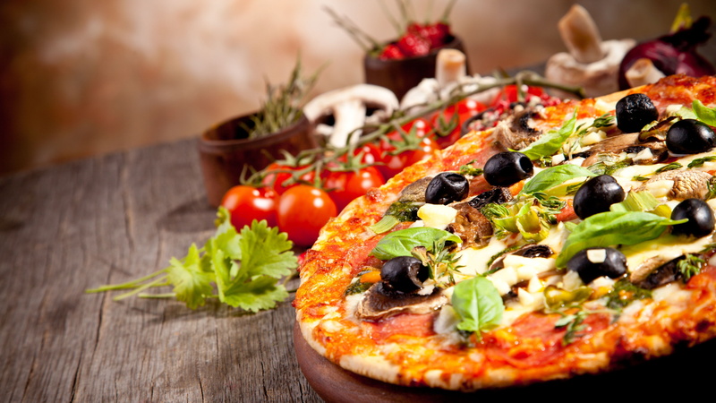 topped, shallow, tomatoes, olives, mushrooms, photography, pizza, pepper, olive oil, garlic, dough, focus, 5K, basil, onions, cheese