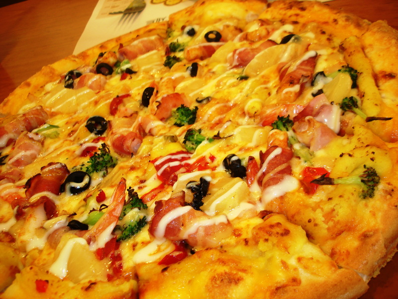 2K, take out food, close, meat, pizza toppings, herb, dining, food, indoors, no people, meal, serving size, baked, restaurant, vegetable, crockery, pizza
