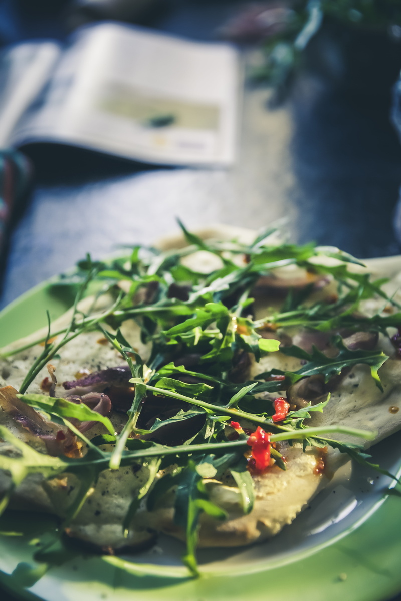 leaf, pizza oven, fruit, pizzeria, wood fire, food and drink, plant part, plate, tomatoes, 5K, fire, freshness, lunch, arugula, plant, flame, focus on foreground