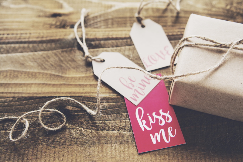 string, valentine, white, love, label, red, western script, gift Tag - Note, paper, product, close-up, 2K, tags, communication, table, art and craft, heart shape