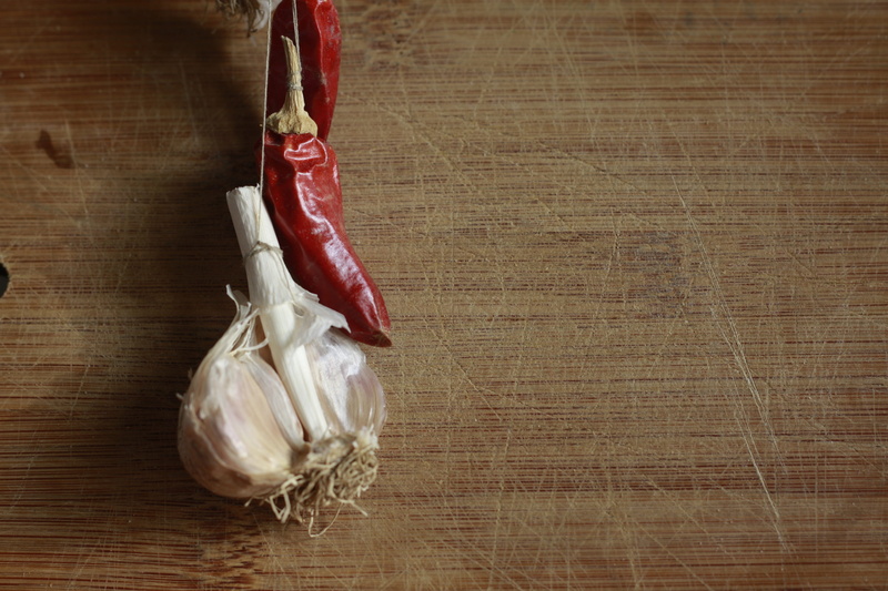 indoors, hardwood floor, Pepper, cooking, 4K, freshness, hanging, spice, Garlic, kitchen, raw Food, high angle view, food And Drink, still life, wood - Material
