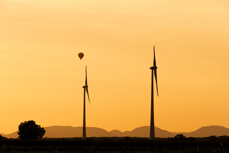 beauty in nature, windräder, atmospheric, hot air balloon, environment, wind turbine, view, wind power, tranquility, technology, romantic, turbine, outdoors