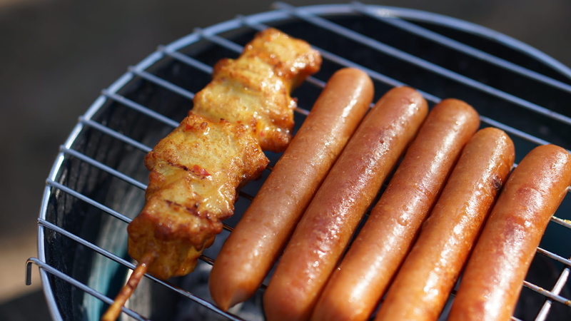 food and drink, still life, food, chicken skewers, meat, ready-to-eat, barbecue, indoors, hot dog, close-up, preparation, photography, no people, 1080P
