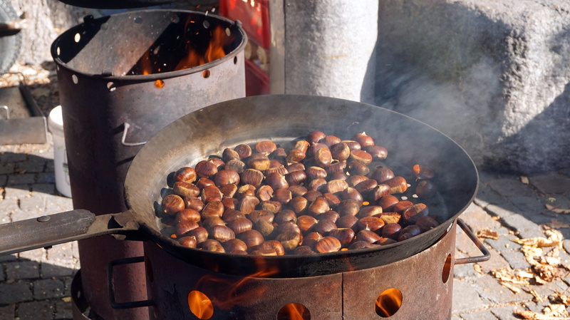törggelen, close-up, roast, kitchen utensil, burning, appliance, preparing food, heat - temperature, food, chestnut, household equipment, healthy eating