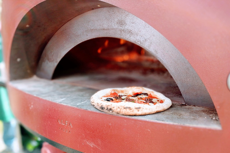heat - temperature, fire, fast food, bread, metal, meat, dough, focus on foreground, fast food restaurant, red, nature, pizzeria, animal, pizza, edge, appliance