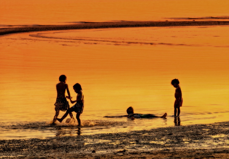 lifestyles, play, 2K, orange color, outdoors, fun, beauty in nature, togetherness, child, family, women, vacations, children, south sea, playing, silhouette