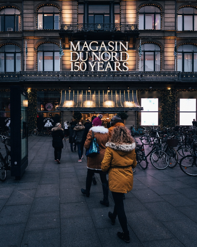 leisure activity, years, outdoors, city, nord, vehicle, transportation, machine, illuminated, magasin, footwear, city life, building exterior, real people